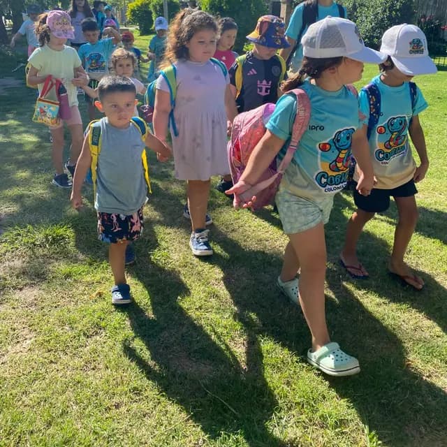 Chicos de caminata por el club